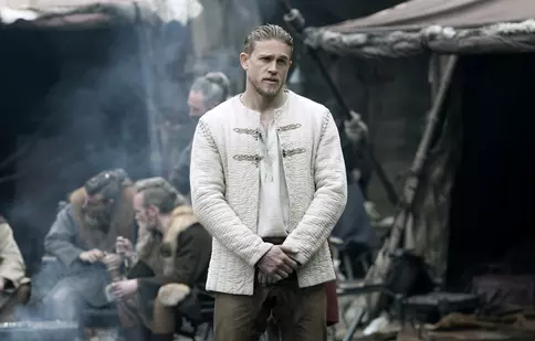 Filme la TV azi, 25 martie: „King Arthur: Legenda sabiei”, „Spionii din vecini”, „Născuți asasini”, „Jackass pentru totdeauna”