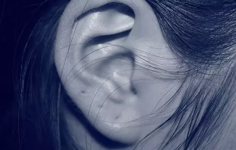 Îți dorești un piercing în sprânceană sau în ureche? Iată ce trebuie să știi!