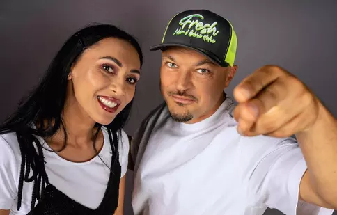 Reacția lui Puya când o tânără a urcat pe scenă să danseze cu el, în timpul unui concert. Momentul a devenit viral