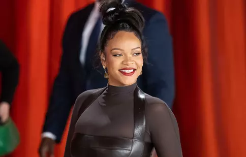 Rihanna a sosit la Premiile Oscar 2023 în tricou și fără pantaloni. Cum a fost surprinsă înainte de a urca pe scenă