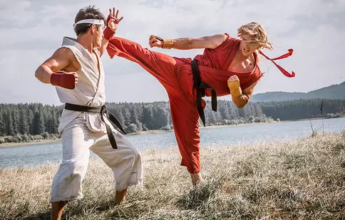 Filme la TV azi, 20 martie: „Pumnul asasinului”, „Crusoe”, „Un cuplu mortal”, „Vânătorul de recompense 2049”