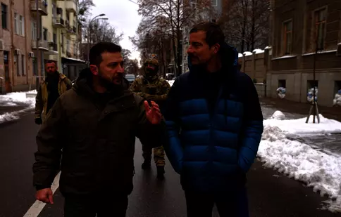 Documentarul Bear Grylls și Președintele Zelenski: Zona de război, duminică pe Discovery Channel