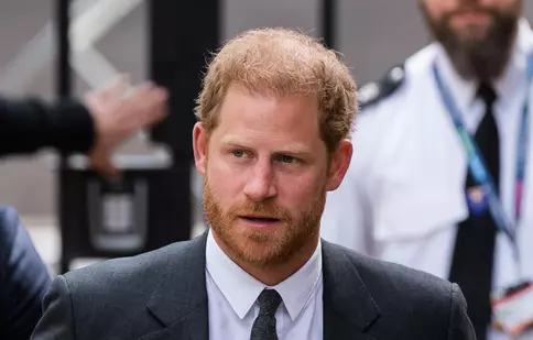 Prințul Harry rupe tăcerea. Înțelegere secretă între familia regală și tabloidele britanice