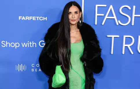 Cum arată Demi Moore în costum de baie la 60 de ani. Cine a însoțit-o pe plajă