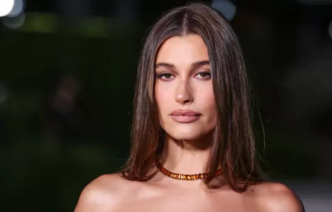 Hailey Bieber spune că acest an i-a adus „unele dintre cele mai triste și grele momente”. A avut un conflict cu Selena Gomez
