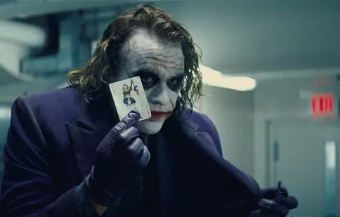 Filme la TV azi, 18 aprilie: „Cavalerul negru”, „Exodus: Zei și regi”, „Un asasin nemilos”, „Febra înălțimilor”