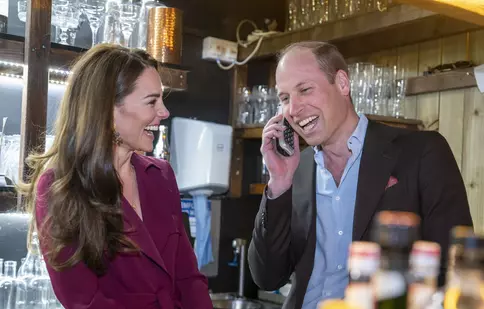 Prințul de Wales, recepționer într-un restaurant indian. William a răspuns la telefon și s-a ocupat de rezervări