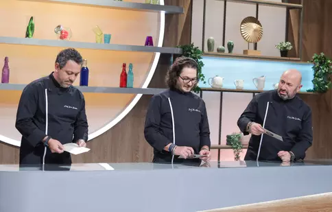 Chefi la cuțite 2023. Cine sunt concurenții care au intrat în echipe. Chefii au oferit tunicile