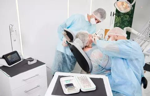 Implantul dentar versus puntea dentară: Ce și cum alegi?