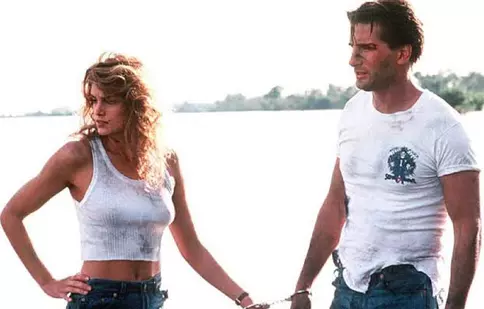 Filme la TV azi, 17 mai: „Atracție explozivă”, „Acolo unde cântă racii”, „Legionarul”, „Fără mișcări bruște”