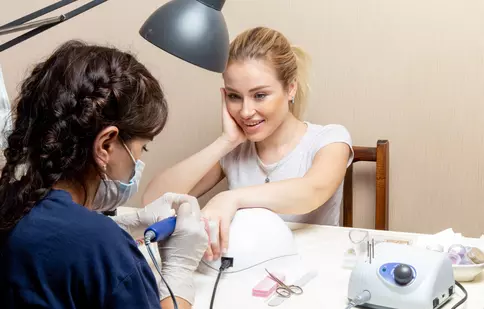Motivele de a alege o carieră ca tehnician de unghii cu gel