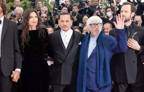 Johnny Depp, primit cu ovații la Cannes 2023. Filmul în care îl joacă pe Ludovic al XV-lea a deschis celebrul festival de film