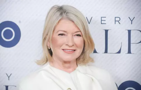 Martha Stewart, în costum de baie pe coperta revistei Sports Illustrated. Are 81 de ani