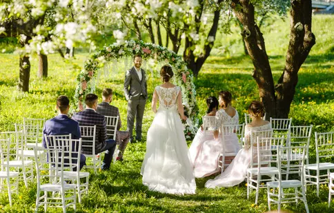 Cum să-ți organizezi nunta în grădină: 3 elemente decorative