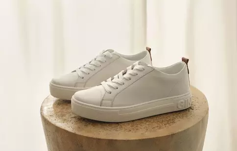 Teniși albi – stiluri pentru el și ea