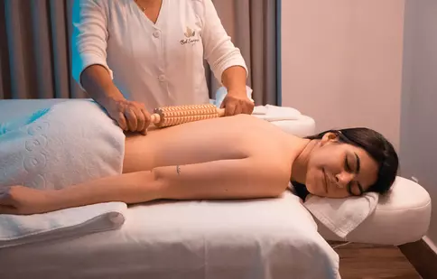 Masajul de relaxare induce eliberarea de melatonină pentru un somn odihnitor