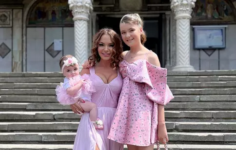 Andreea Antonescu, imagini de senzație de la botezul fiicei sale, Venice Victoria. Ce rochii a purtat artista