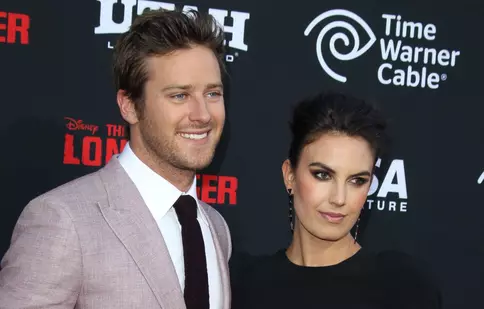 Armie Hammer a divorțat oficial de Elizabeth Chambers. Relația lor s-a destrămat după un val de acuzații tulburătoare aduse actorului
