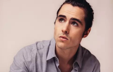 Ben Schnetzer a semnat pentru rolul celebrului dirijor român Sergiu Celibidache în filmul „Cravata galbenă”, în locul lui Rupert Friend