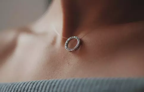 Cum alegi colierele potrivite stilului tău vestimentar: 3 reguli