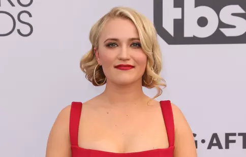 Emily Osment din „Hannah Montana” s-a logodit. Cum arată inelul neobișnuit primit de la iubitul ei