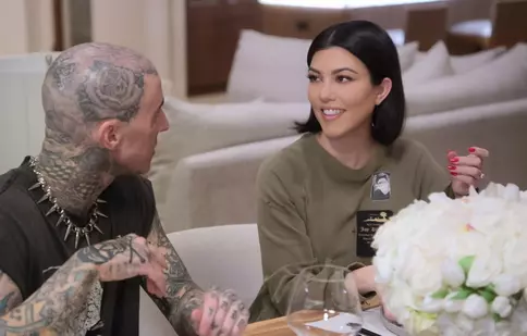 Kourtney Kardashian este însărcinată! Modul simpatic în care a făcut anunțul în timpul concertului soțului ei, Travis Barker