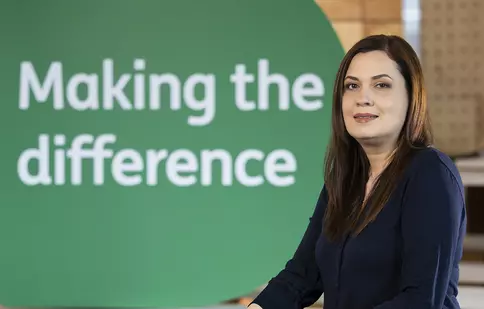 Unul din patru clienți ING cu POS acceptă plăți direct pe telefonul mobil, prin ING SoftPOS. Plățile instant au devenit disponibile și pentru antreprenori, în ING Business