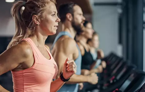 Exercițiul fizic de 1,5 ori mai benefic pentru sănătatea mintală decât medicamentele