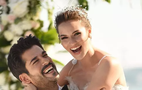 Cum arată soția lui Burak Özçivit la doar 6 luni de când a devenit mamă. „Monica Bellucci de Turcia”