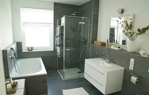 Noi tendințe în amenajarea băii - românii au devenit interesați în număr tot mai mare de cabinele de duș din oferta magazinelor de bricolaj