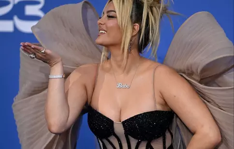 Bebe Rexha a izbucnit în lacrimi pe scenă, după ce a dezvăluit că s-a despărțit de iubit. Ce-i reproșase acesta