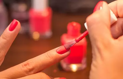 Pericolele prafului de unghii