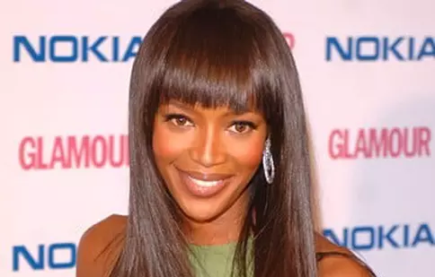 Naomi Campbell cheleşte din cauza extensiilor