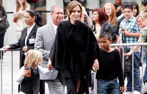 Angelina Jolie se privează de somn