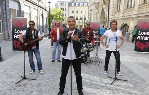Holograf şi-a suspendat din nou cele două concerte din Bucureşti