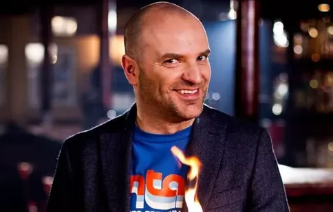 Dan Capatos sărbătoreşte, azi, şase ani de un “Un show păcătos”