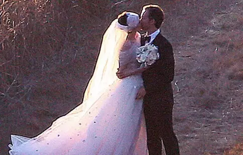 FOTO: Iat-o pe Anne Hathaway mireasă!