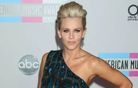 Jenny McCarthy vrea o nuntă mică