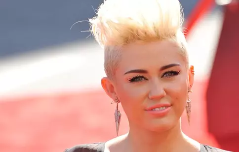 Miley Cyrus regretă că n-a făcut liceul