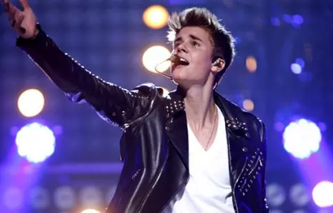 Justin Bieber îşi caută iubită