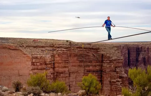 Nik Wallenda a traversat Marele Canion pe sârmă