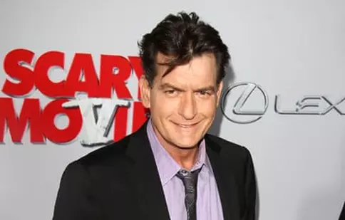 Charlie Sheen nu-și plătește pensia alimentară