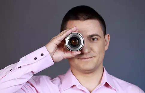 George Buhnici jonglează cu 5 telefoane