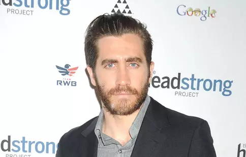 Jake Gyllenhaal face tâmplărie şi găteşte în timpul liber