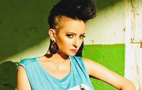 Giulia Anghelescu concurează la “Splash! Vedete la apă”