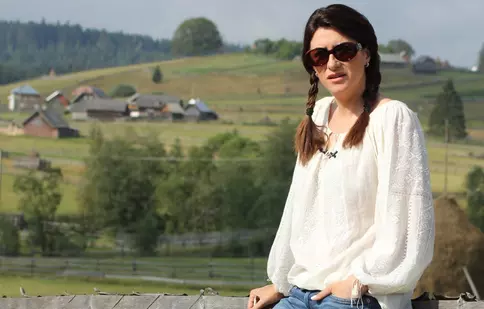 Iuliana Tudor a învăţat să cosească la „Mi-s de la ţară”
