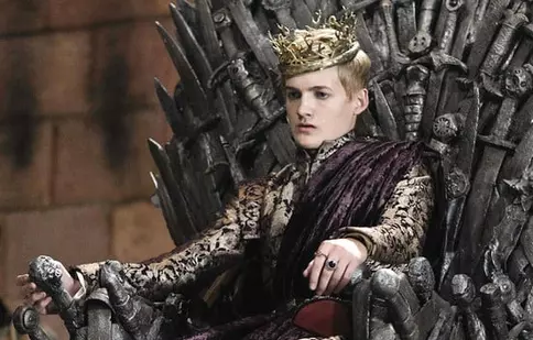 Jack Gleeson („Urzeala tronurilor”) joacă într-o piesă de teatru cu urși spațiali