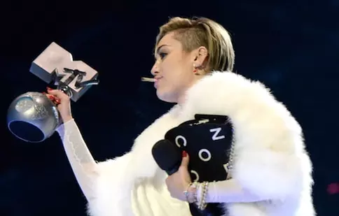 Miley Cyrus continuă seria momentelor controversate: Ce gest a făcut pe scenă la MTV EMA 2013