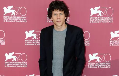 Jesse Eisenberg va publica o carte de nuvele