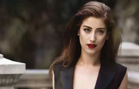 Actrița Hazal Kaya, din serialul „Povestea noastră”, anunţă numele viitorului ei bebeluş